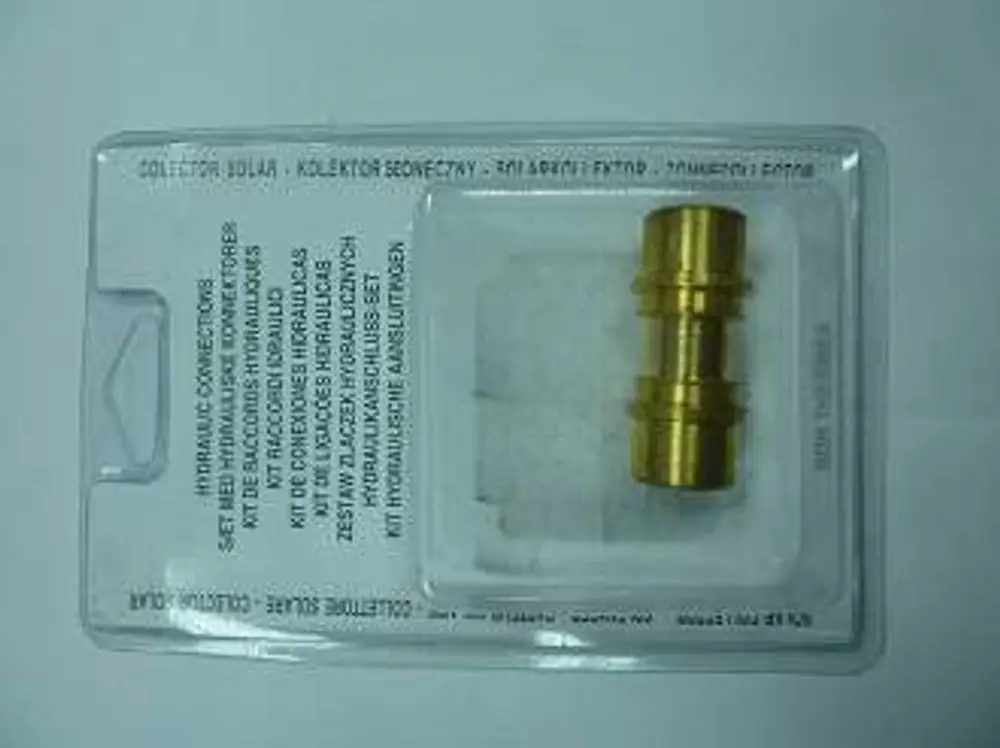 Goldfarbener Anschluss für hydraulische Verbindungen, verpackt in einer transparenten Blisterverpackung. Produkt von Remeha.